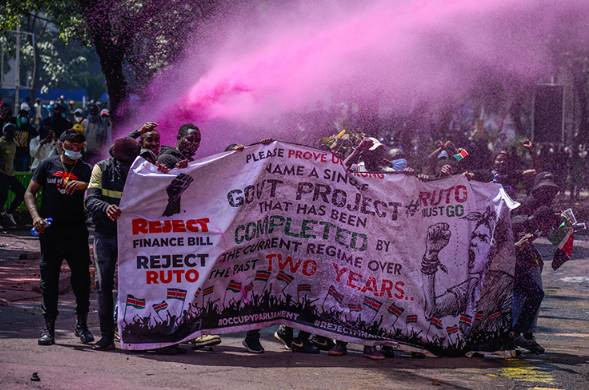 Halk protesto etti. Vergi artışından vazgeçildi - Resim: 21